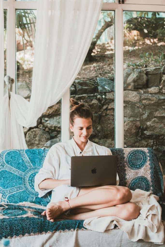 woman blogging on laptop to make $1,000 fast