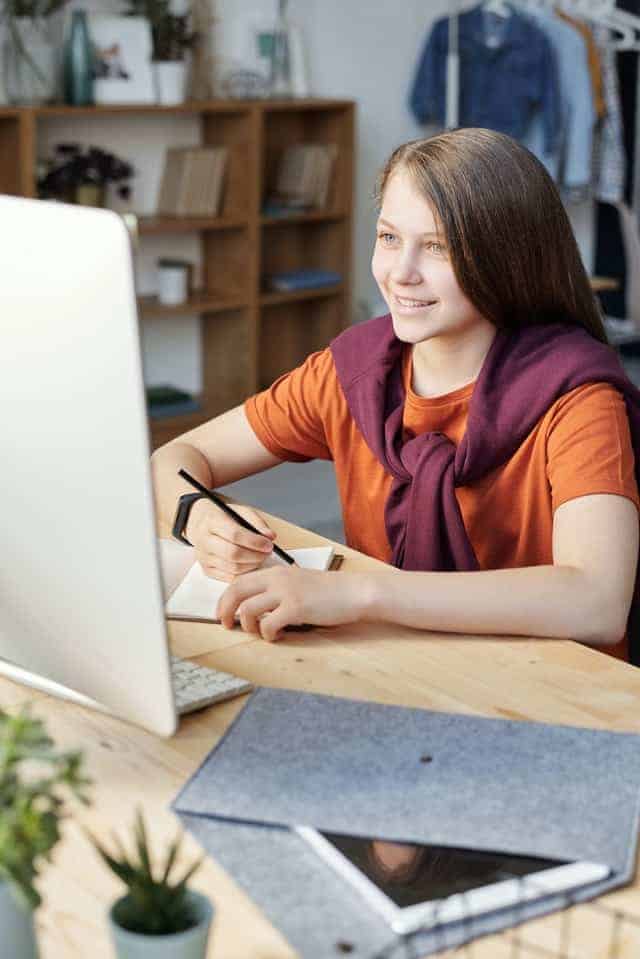 girl on computer selling things online as a way to make money as a kid online
