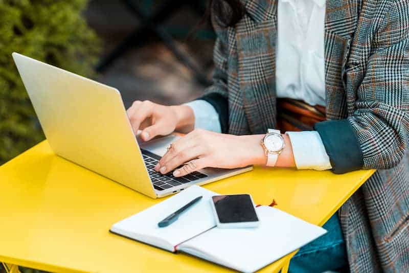 woman using laptop to find freelance jobs based on a solidgigs review