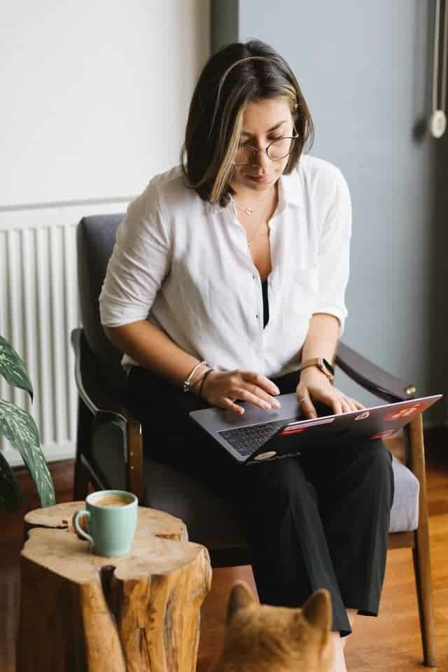 woman on computer to make the most of her day