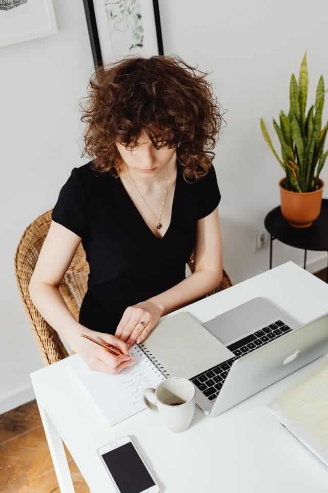 woman on a laptop looking for freelance writing jobs for beginners