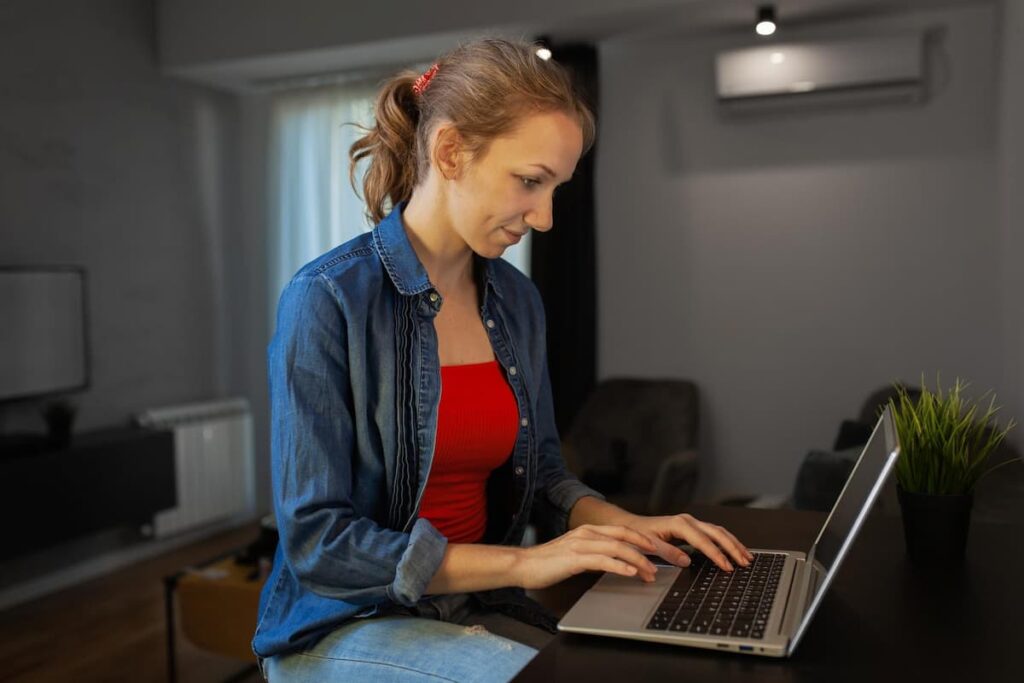 a woman with her laptop working to make $100 a day